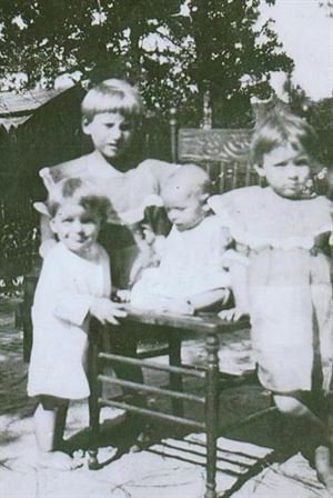 Gladys Eva Hall - Photo 22